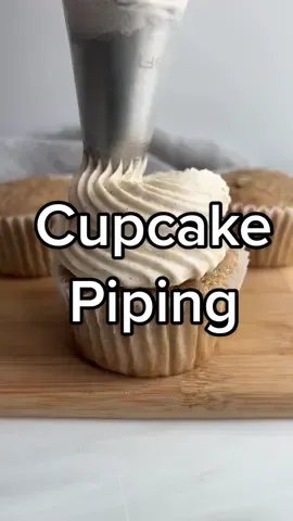 Cupcake piping! #cupcake #cupcakes #cupcakepiping #cupcakepipingvideo #piping #pipingbuttercream #buttercreamswirls