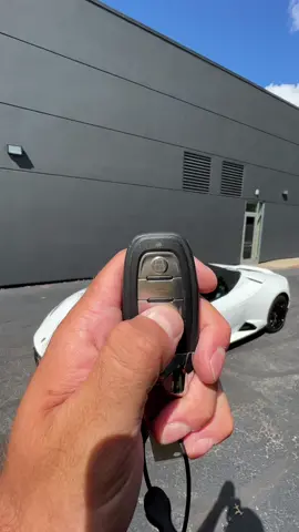 The revs at the end 😱💨 #ASMR #lamborghini #carsoftiktok 