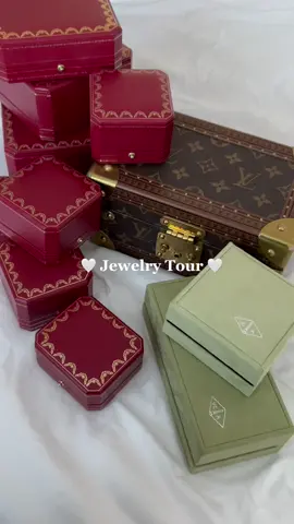 It’s an addiction 💅 #cartierjewelry #vancleefalhambra #luxuryjewelrytour #jewelrytour #luxurytok