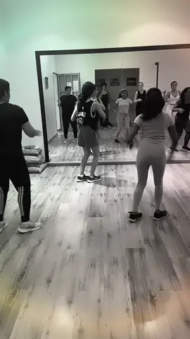 #streetdance #michaeljacksonchallenge #danceclass #bahrainstudio #dance #Fitness #mumsinbahrain #bahrain #bahraintiktokers🇧🇭 #victoriadancebahrain #womensfitness #fyp