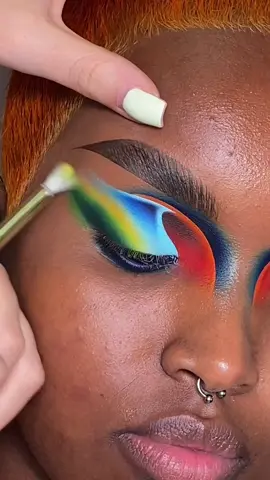 The secret to achieve that popping pigment from your shadows is the #plouise Base🤫 Designed to grasp hold of shadows for the ultimate colour payoff💥 Have you tried the Base?👇 #makeup #makeuptutorial #eyeshadowtutorial #cutcrease #creativemakeup #makeupartist