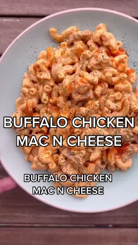 FULL RECIPE BELOW👇 500 Calorie Meal Prep, Episode 7: BUFFALO CHICKEN MAC N CHEESE Check out my digital cookbook (in bio) for 90+ macro friendly recipes just like this one 👌 Ingredients: 325g pasta 300g 2% cottage cheese 150g 1/3 fat cream cheese 25g Cheddar powder  75g Buffalo sauce 30g soy sauce 30g honey Chicken: 18oz Boneless skinless chicken thighs Slice in strips 40g Buffalo sauce 20g soy sauce Lightly coat with old bay seasoning, garlic powder & smoked paprika Grill: Preheat grill on high heat for 10 mins (closed) Cook chicken 2 mins on each side (close lid) Air fry: Preheat to 400, add strips for 12 minutes (work in batches if it’s too crowded) Garnish with chives or parsley + extra Buffalo sauce drizzle #Foodie #Recipe #healthyrecipe #EasyRecipe #iifym #flexibledieting #highprotein #highproteinrecipes #proteinrecipes #lowcalorierecipes #instafood #countingcalories #trackingmacros #ww #Fitness #fitfood #stealthhealth #buffalochicken #macncheeserecipe