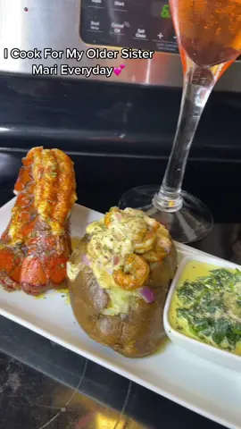 Lobster tail W/ loaded potatoes and creamy spinach 😋 #candicecooks 