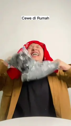 Emang suka gitu cewek mah 