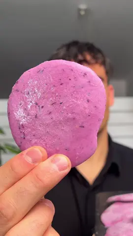DER PERFEKTE SOMMER SNACK🤤🫐🍓🍇 Diese Frozen Berry Bites haben mega viele Früchte, sind ganz fix zubereitet und unglaublich lecker 🤤  Zutaten:  - 150g Beeren  - 1 TL Honig  - süße nach Wahl  - 100g Skyr  - 1-2 El Erdnussbutter  Zuerst geben wir alle Zutaten außer dem „SKYR“ in den Mixer👨🏻‍🍳 Jetzt nur noch das Skyr reingeben, in einer Schüssel vermischen und fertig zubereitet. Jetzt nur noch auf ein Backblech geben und ab ins Gefrierfach 😍 Sobald sie fest sind rausholen und genießen 🤤