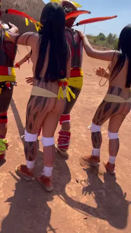 Meninas de reclusão saindo primeira veze para dança #xinguana🏹❤ #kuikuro #povobrasileiro #fy