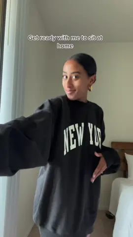 Not me just adding pants 🙈 who else loves the effortless fall looks tho 👀 #pickanoutfitwithme #relatableootd #cleangirlootd 