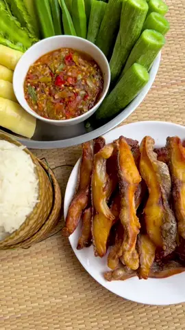 ปลานิลแดดเดียวทอดจิ้มแจ่วแบบแซ่บไม่ไหวจ้าแม๊