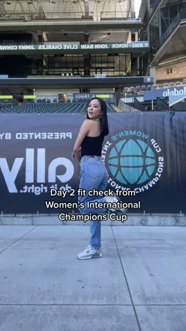 Currently sweating my face off in Portland but it’s lit 🔥 😅 #womeninsports #womenssoccer #sportsbroadcaster 