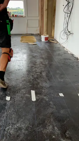 Mid - week crown line #woodflooring #oakflooring #parquet #flooring #oak #hardwoodflooring #herringbone #fyp 