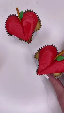 🍎 for the what??? #cupcake #applecupcakes #heartcupcakes #cakedecorating #backtoschool 