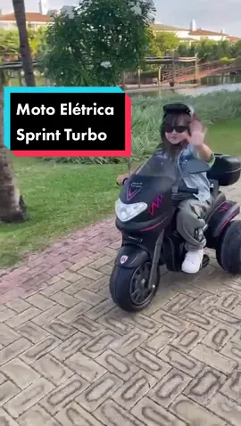 Uma nova Sprint Turbo para chamar de sua! 🖤Agora, na versão preta, indicada para crianças a partir de 3 anos. Já vem com capacete de brinde, combinando com o design da moto.😍• Motor 12 volts, com botão de marcha frente e ré.• Acelerador de pedal, com trava de segurança removível e suporte para os pés antiderrapante.• Assento anatômico e antiderrapante.• Painel com comando eletrônico de acionamento de luzes e sons.• Bagageiro para carregar brinquedos e lanchinhos durante  passeio.#sprintturbo #motoeletrica #crianças  #brinquedos #diversão #tiktok #fyp #viral