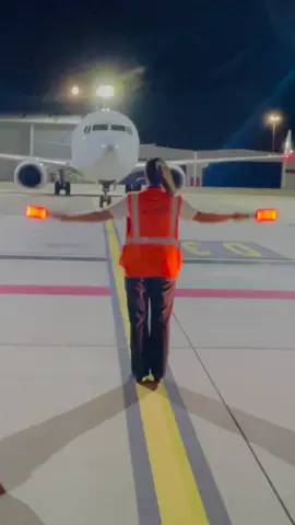 👩🏻‍✈️✈️ #airportlife #airport #aviation #aviationlife #aviationdaily #airplane #marshalling #fy #fyp #foryou
