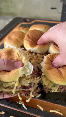 Tex Mex Sliders 🤤  Made with @kingshawaiian  Original Sweet Slider Buns 🔥 I am a firm believer in #slidersunday to start the weekend! My family can’t get enough of them and this recipe is a reason why 💯  Full recipe is on my website 👉 link in bio  #kingshawaiian #sliders #bbq 