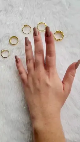 Você sabe o significado do anel em cada dedo? Vem descobrir! 💍#semijoias #acasosemijoias #semijoiasdeluxo #semijoiasfinas #semijoiasdelicadas #semijoiastiktok #dicas #foryou #viral