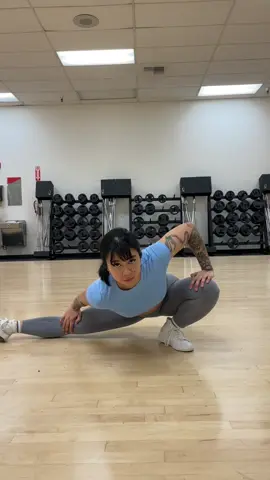 No cuz why do I always feel awkward when I film 🥲 ⚠️FAKE BODY⚠️  Tee by @raskolapparel  and awesome belt by @VILLAGE HIDDEN IN IRON   code TABI to save on both! 🐉  #lifttok #lifting #gym #viral #foryoupage