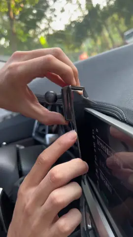 #cargadgets #carsoftiktok #smartcarlife #fyp #foryou #foryoupage #amazonfinds #amazonmusthaves #tiktokmademebuyit #goodthing #goodstuff #cartools #gadget #carstuff #carthing #carphoneholder 