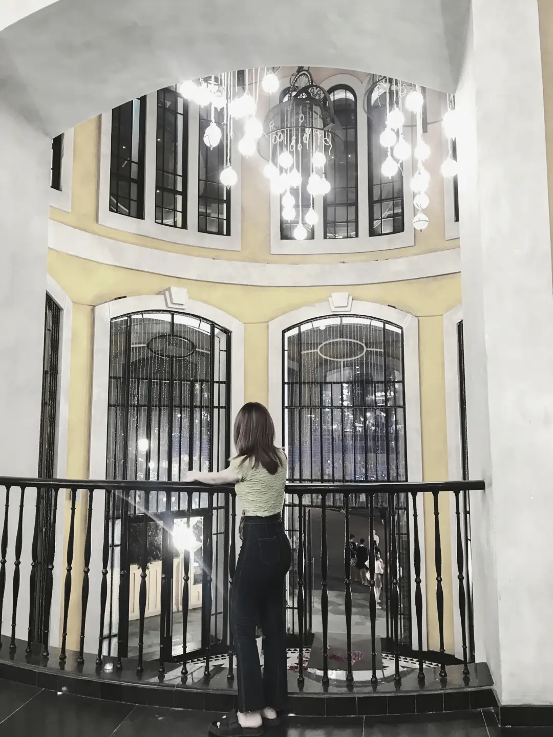 Bạn đi cứu người khác khỏi nỗi buồn nhưng không ai cứu bạn.