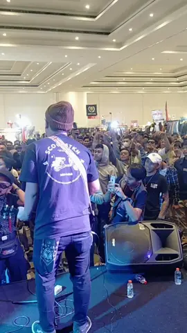 Mars one ciu dinyanyikan oleh para lelaki pekerja dan berbakti.#oneciu 