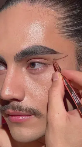 @iamcalida's STUNNING grapic liner look using our Major Dimension Precision Gel Liner in Rich Brown & Major Glow Face Gloss in She Gives Me Life✨