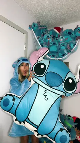 Ahh my new stitch pillow!!💙 @thatpillowguy 