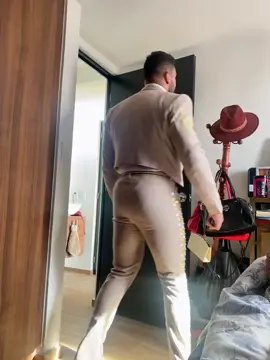 Hay que llenar el traje, si señor! 🎻🎼🎤  #mariachi #tenampa #plazagaribaldi #mariachicdmx #viral #deadlift  #arnolsgym #salontenampa #mariachiestoesmitierra 