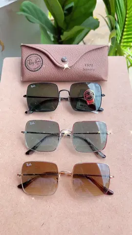 😍 แว่นกันแดดสุดชิค Rayban Square 1971 size 54 mm  เลนส์ EVOLVE จะใสๆ และปรับ auto เข้มขึ้นเมื่อเจอแสง🌝🌚กัน UV 100% ราคา 4,900 บาท 🚨มีส่วนลดและโปรโมชั่นนะคะ สอบถามทางไลน์ได้เลยค่า Line @watchandspecs อุปกรณ์ครบเซท รับประกัน 2 ปีจากศูนย์ไทย Luxottica Thailand  มีก่อนเท่ก่อน ไม่มีแดดก็ใส่ชิคได้เพราะเลนส์ใส😉