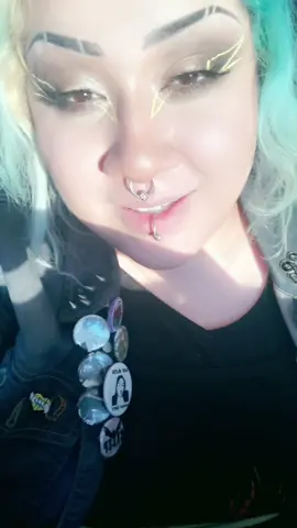 🎶🎶🎶  #mychem #mychemicalromance #radio #cars #carproblems #lol #adtr #browneyes #bluehair #makeup #brows #piercings #gothgirls