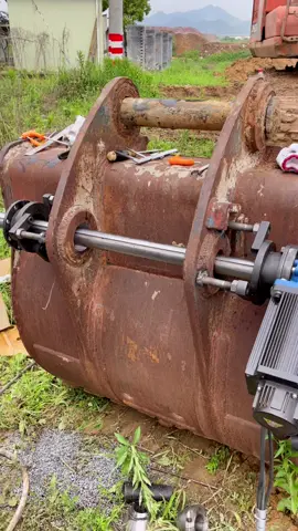 Get your buckets back to work with effective on-site repairs !  #spower #lineboring #onsitemachining #dieselmechanic #bucket #excavator #manualmachinist #manualmachining #yspower #lineboringservices #ysds50 #earthmovingdaily 