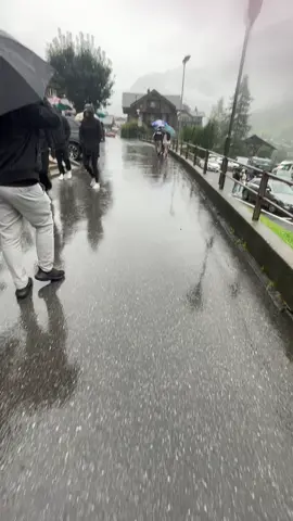 جيتي على بال الغيوم وجانا مطر ❤️🇨🇭 #سويسرا #وادي_ليتربون 