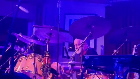 Mick’s drumming solo at 10th Anniversary show at Fleetwoods on Front St. #mickfleetwood #fleetwoodmac #fleetwoodsonfrontst #kindness #maui #hawaii #treatpeoplewithkindness #drums #lahaina #music #fun #mickshouseoffleetwood