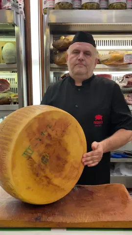 Sua maesta’”IL PARMIGIANO”❤️  #parmigianoreggiano #dop #madeinitaly #cheese #mangiaresano #food #viral #tikktok #fashion #tutorial #live #perte #qualitytime #instagood #video #eccellenzeitaliane #italy #limitededition #paciottisalumeria