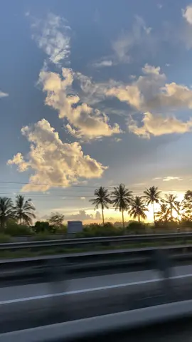 I just love sunset #aesthetic #sunset #sunsetlover #beautifulsky #favorite #evening #eveningvibes #tiktokmalaysia #fyp #fypシ  #keepcalmandlovehoney 
