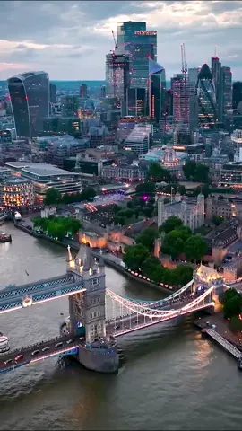London City Lights in England, UK 🌃🏴󠁧󠁢󠁥󠁮󠁧󠁿🇬🇧 #towerbridge#toweroflondon#london#england#uk#fy#fyp#foryou#foryourpage#viral#travel#worldwalkerz