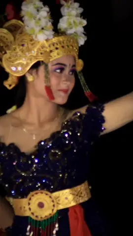 Joged cantik Desa Lemukih 😍 #taribali #taritradisional #penaribali #joged #jogedviral #jogedcantik🥰 #jogedbali #penarijogetbali #rthtamanbungkarno #singaraja #buleleng #bali #indonesia