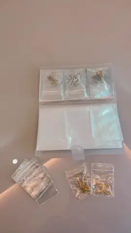 #sabadou e olhem só esse vídeo que a @Raphaella Amaro  nos enviou mostrando um pouquinho do nosso Jewel Book, o livro organizador de joias e acessórios🤩🥰🥰  #portajoias #biju #fyp #fy #MinhaVersão #look  #joias #semijoias #acessoriosfemininos