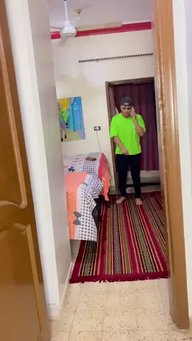لما اخوك الصغير يعيش الدور 😂