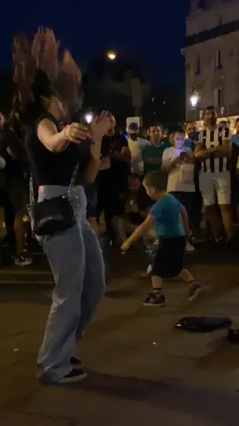 Dance dans les rue de Paris #algeria #algerienne #kabyle #arab #dance 