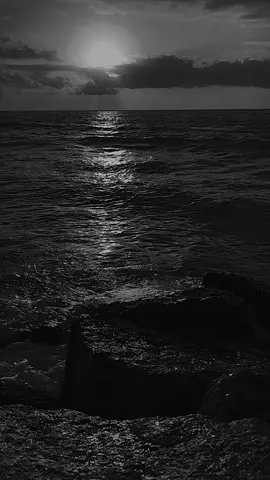 Black ans white sunset #OLAFLEX #DoritosDareToBeBurned #fypシ #greenscreen #ocean #m83 #spi #southpadreisland #blackandwhite #foryoupage #waves #calm #relax #Meditate #meditation #sad 