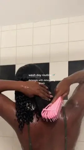 My new wash day routine! 🚿 I use design essentials shampoo & conditioner 😚 #washdayroutine #curlyhair 