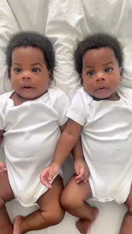 Happy Sunday! #identicaltwins #twinbabies #blacktwins #sundayvibess #happysunday #FamilyFun 