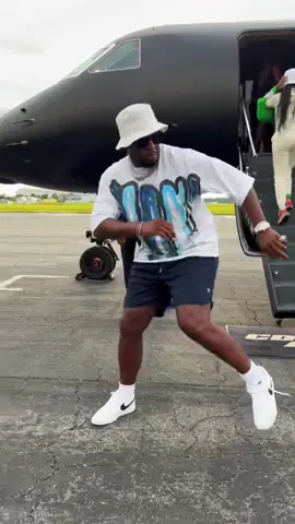 Let’s dance 🕺🏿 #gottamoveon 