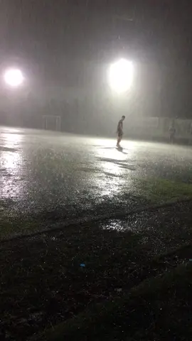 đang đá bóng bỗng trời đổ mưa thì nhớ em