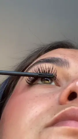 A la fin de la video j’ai marquer le nom de mon mascara 🤍☀️#makeup