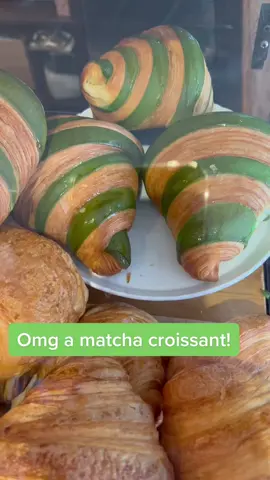 Literally the best thing ever! woah! They swirled it in there!  #matcha #croissant #FoodTok #toronto #croissants #beckermantwins #summervibes #BreakYourAlgorithm #pov #LearnOnTikTok #croissanttok