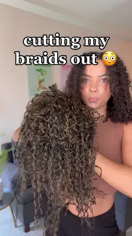 cutting my braids out 😳 ive been loving doing knotless braids as a protective hairstyle! my natural hair has grown so much 🫶🏽 #cuttingbraids #knotlessbraids #cuttingmyhair #haircut #boxbraids #blacktok #blackgirlhair #naturalhair #protectivehairstyles