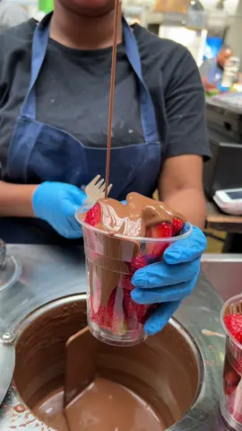 Omggggg #chocolate #strawberry #boroughmarketlondon #boroughmarket #london #uk #england #tiktok #tiktokengland #tiktokengland🇬🇧 #delicious #food #dessert #eat 