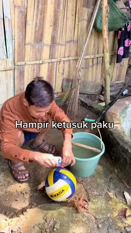 Bola voli di cuci malah hampir kena paku 