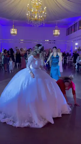 She got the bouquet!! 😬😉#weddings #bouquet #fall #brides #embarrassingmoments #houstonsballrooms 