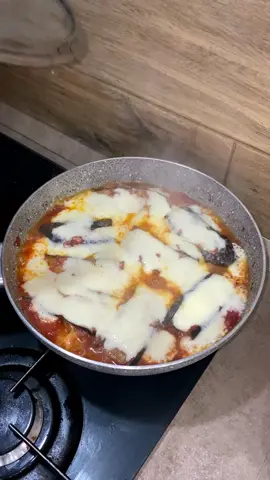 Oggi preparo una delle ricette più buone che mi ha insegnato mia nonna ovvero le melanzane ripiene di uova e formaggio ricoperte da tanto formaggio filante.  INGREDIENTI PER 4 PERSONE 3 melanzane 3 uova 120 g di pecorino 120 g di parmigiano 250 g di formaggio morbido 600 ml di salsa di pomodoro 500 ml di olio per friggere 20 ml di olio evo 1 spicchio d'aglio Sale q.b.  #carlogaiano #ricette #cucina #italiancuisine #videoricetta #foodvideo #foodreels #receita #cucinaitaliana #buonappetito #mangiare #cibo #atavola #cucinando #ricettadelgiorno #foodbloggerit #foodbloggeritaliani #melanzane #nonna #mozzarella #uova #formaggio #secondipiatti